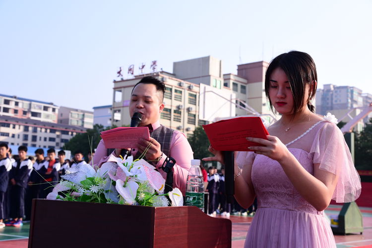 主持人劉輝輝、陳佳林老師宣布運(yùn)動(dòng)會(huì)開(kāi)始.jpg