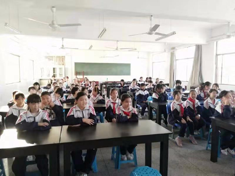 關(guān)愛女生，呵護(hù)成長——2018年下學(xué)期 《女生青春期生理衛(wèi)生保健》講座